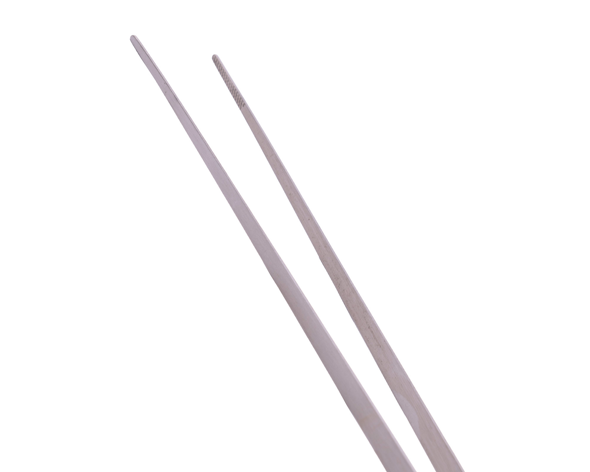 Paar helle Holz-Essstäbchen vor weißem Hintergrund